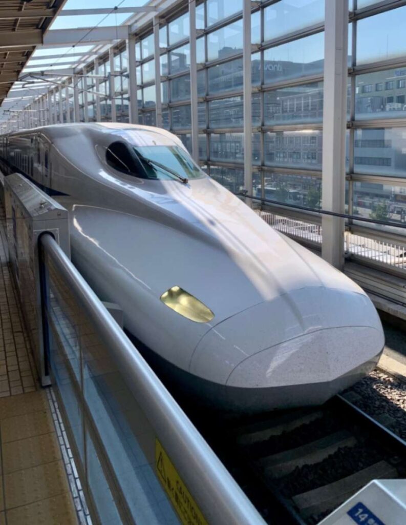 Image of the shinkansen or bullet train stationary in Tokyo station