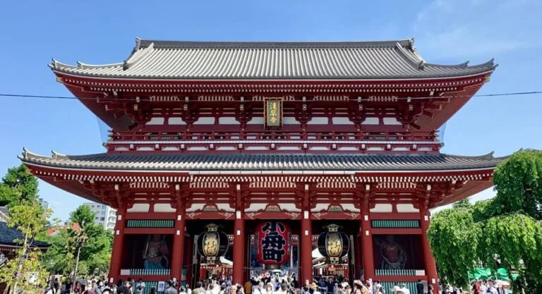 Front view of Senso-ji Temple in Asakusa, Tokyo, with its iconic red gate and a crowd of visitors gathered at the entrance