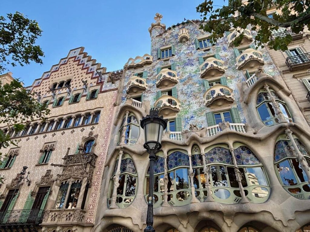 Casa Batlló and neighbouring Modernisme buildings, showing mosaic façade, mask-like balconies and wrought-iron details.